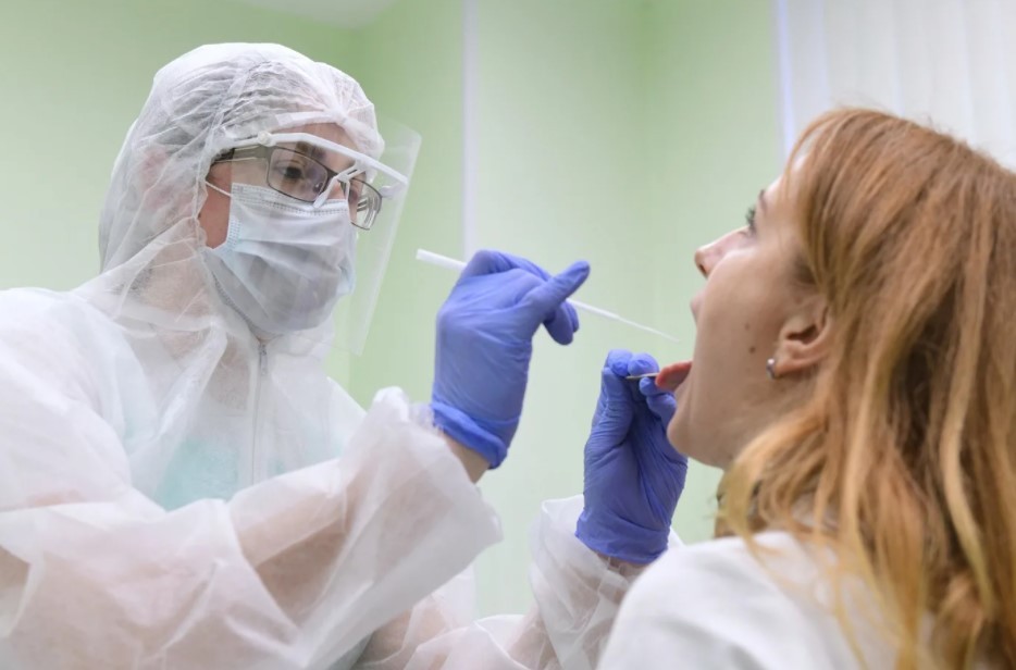 В Псковской области родители выпускников смогут бесплатно сдать тест на коронавирус