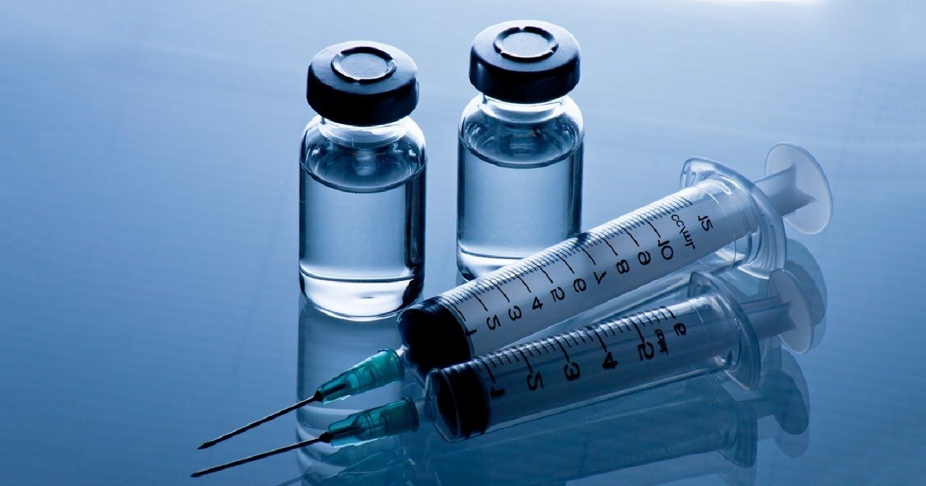 Вакцина от коронавируса станет общедоступной в России в течение месяца
